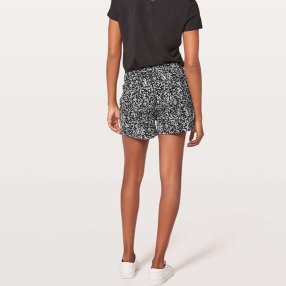 Lululemon On The Fly Short 2.5" Chirasu Black - Picture 2 of 15